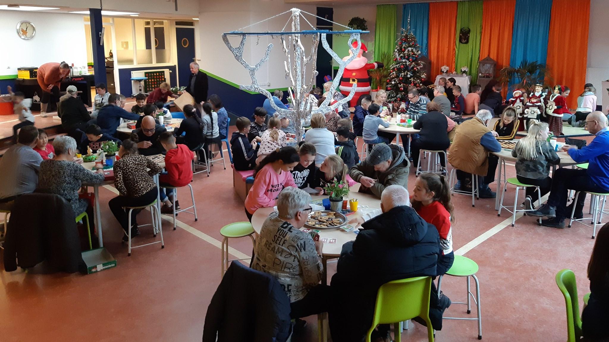 Gezellige bijeenkomst met kinderen en volwassenen in de aula van OBS De Toonladder Zuilenstein in Nieuwegein. Gezellige bijeenkomst met kinderen en volwassenen in de aula van OBS De Toonladder Zuilenstein in Nieuwegein.