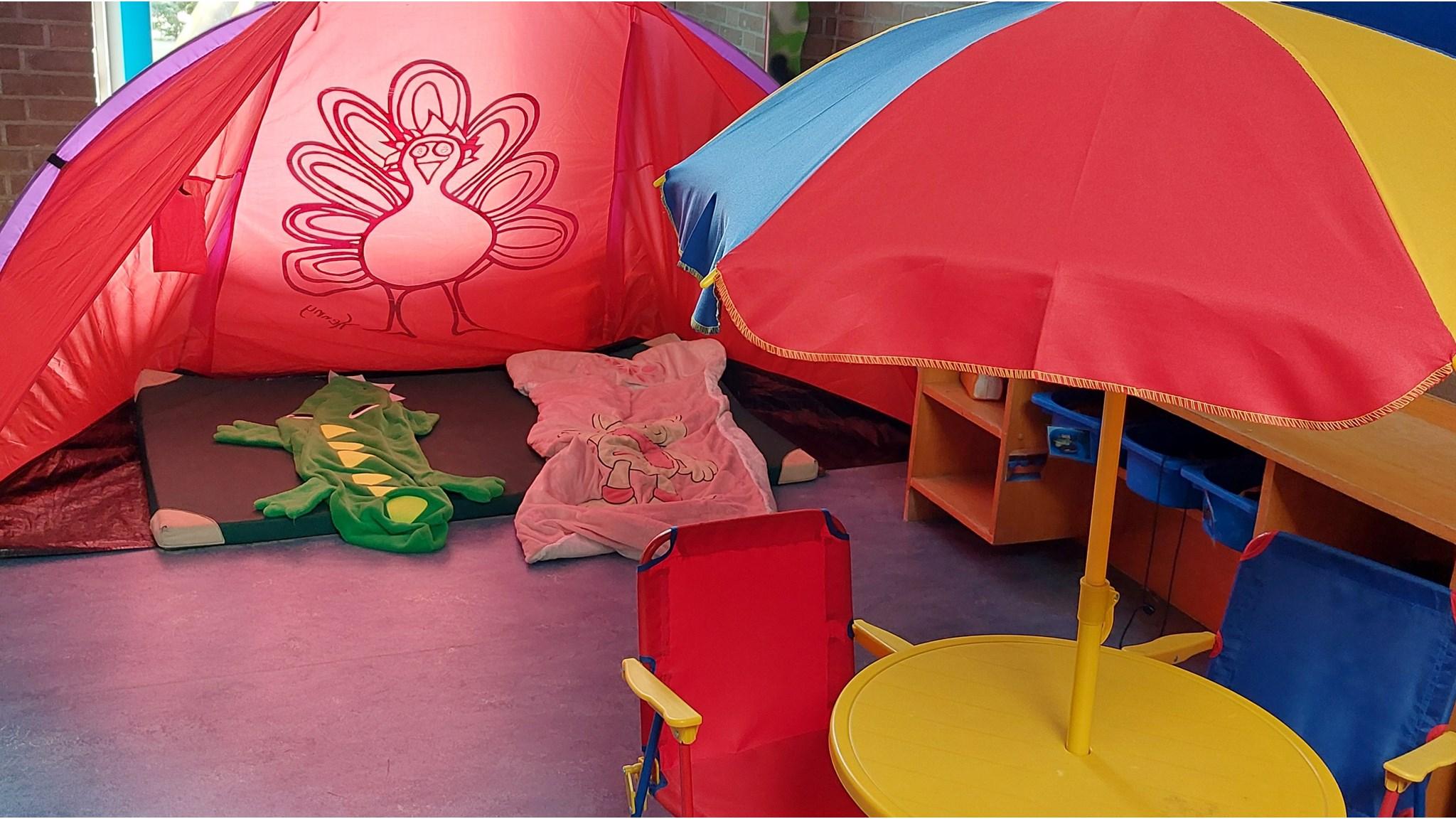Gezellige speelruimte met een tent en kleurrijke meubels op Basisschool De Veste in Waspik. Gezellige speelruimte met een tent en kleurrijke meubels op Basisschool De Veste in Waspik.