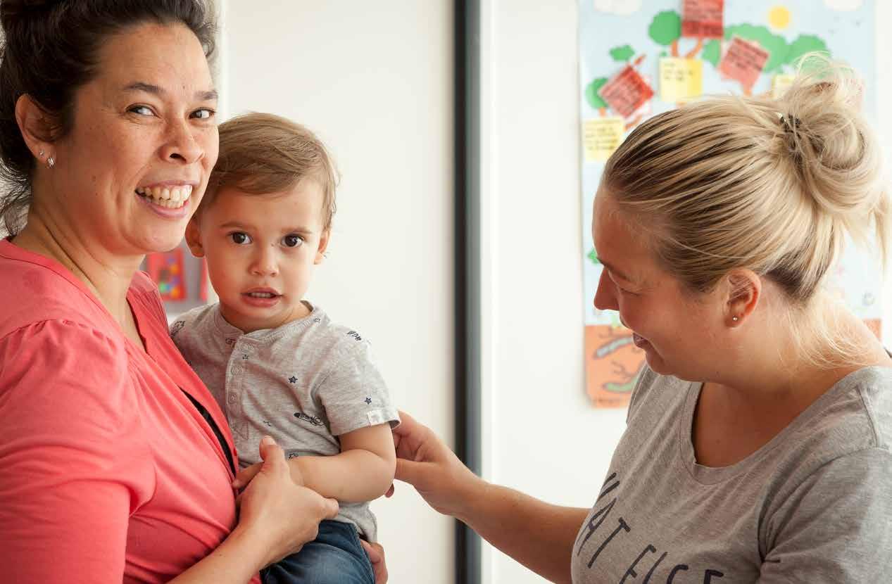 Glimlachende ouders en een kind in ATO-kindcentrum De Hoven in Rosmalen. Glimlachende ouders en een kind in ATO-kindcentrum De Hoven in Rosmalen.