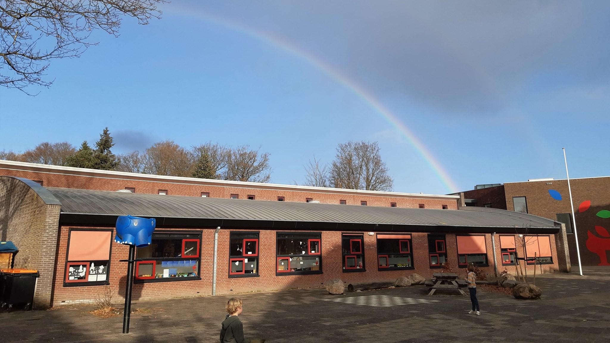 Godelindeschool in Naarden met een regenboog boven het schoolplein. Godelindeschool in Naarden met een regenboog boven het schoolplein.