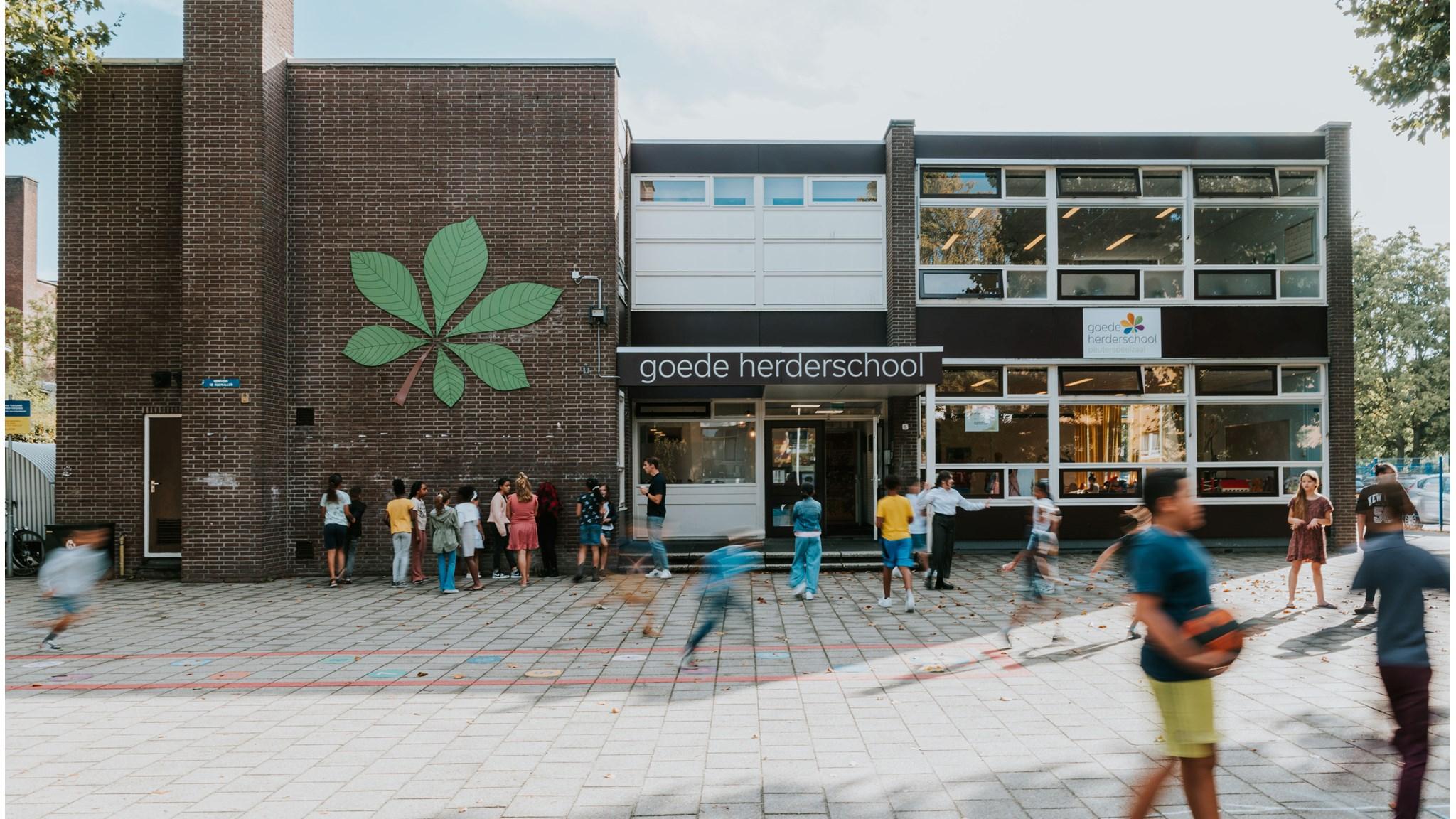 Goede Herderschool in Rotterdam met kinderen die spelen op het schoolplein. Goede Herderschool in Rotterdam met kinderen die spelen op het schoolplein.