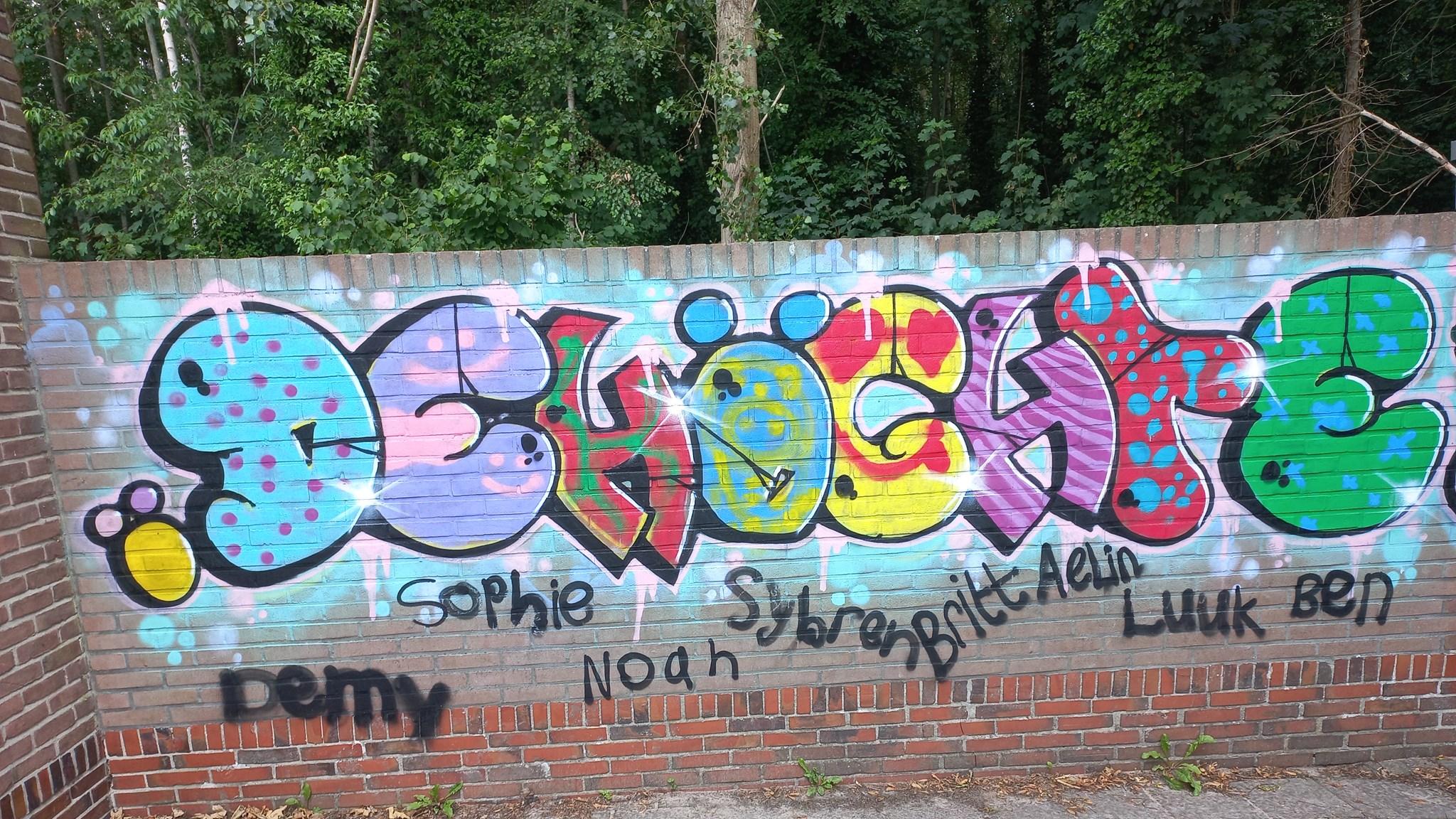 Graffiti met de naam "de Höchte" en namen van leerlingen op een muur bij Christelijke Basisschool de Höchte in Alteveer (Gem. Stadskanaal). Graffiti met de naam "de Höchte" en namen van leerlingen op een muur bij Christelijke Basisschool de Höchte in Alteveer (Gem. Stadskanaal).