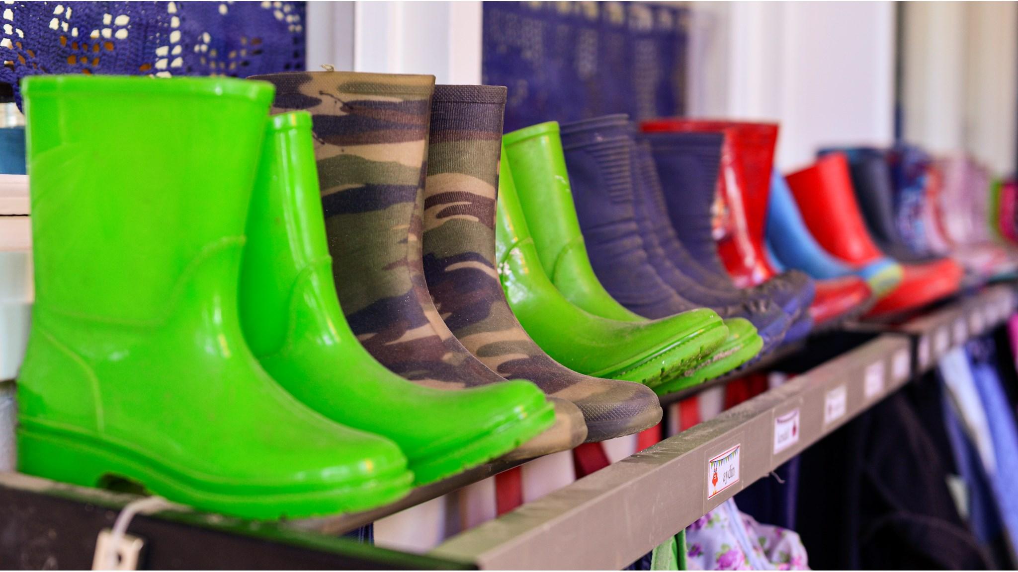 Groene en gekleurde laarzen op een rek bij RK Basisschool De Bijenkorf in Gouda. Groene en gekleurde laarzen op een rek bij RK Basisschool De Bijenkorf in Gouda.