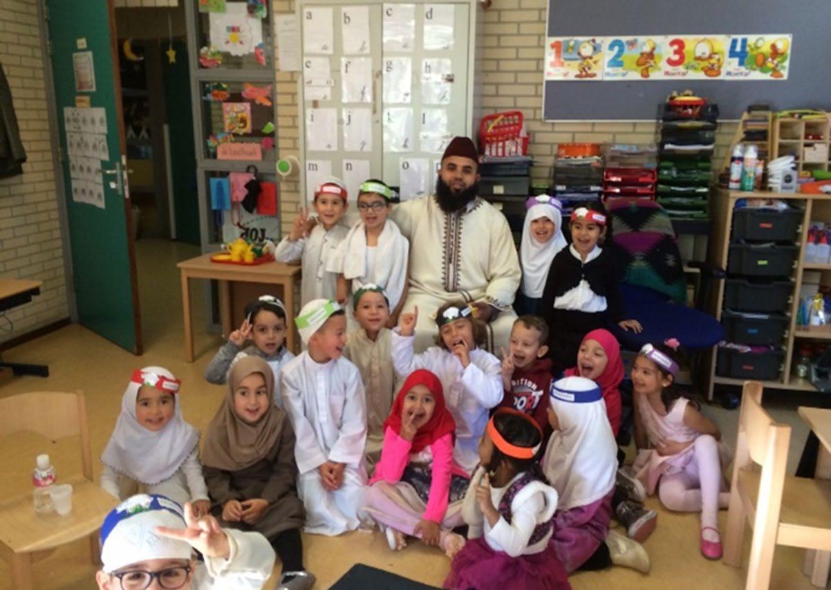 Groep blije kinderen in de klas van de Islamitische Basisschool El Amien II in Amsterdam. Groep blije kinderen in de klas van de Islamitische Basisschool El Amien II in Amsterdam.