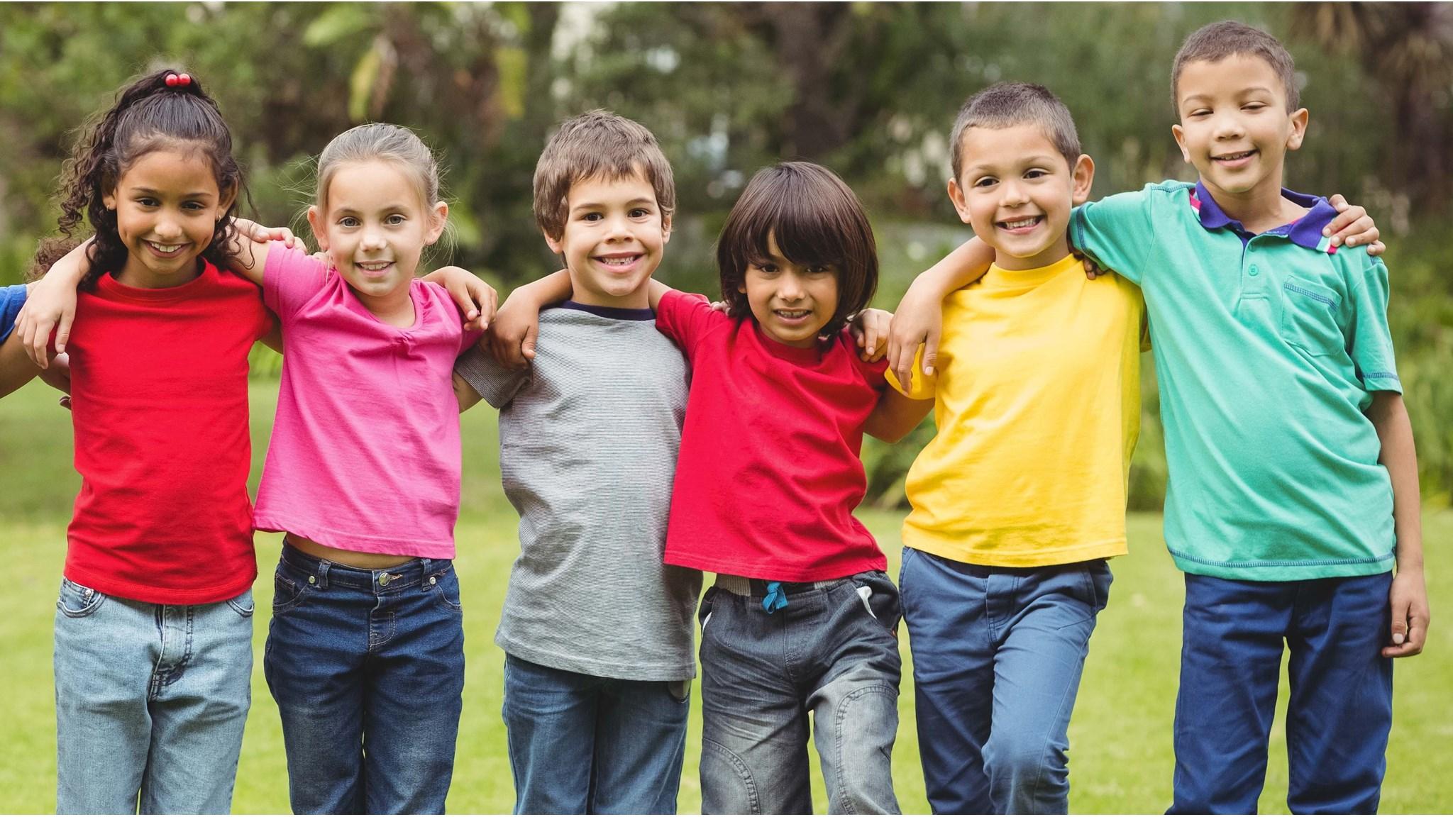 Groep blije kinderen met verschillende kleuren T-shirts op het schoolplein van De Hertog in Tiel. Groep blije kinderen met verschillende kleuren T-shirts op het schoolplein van De Hertog in Tiel.
