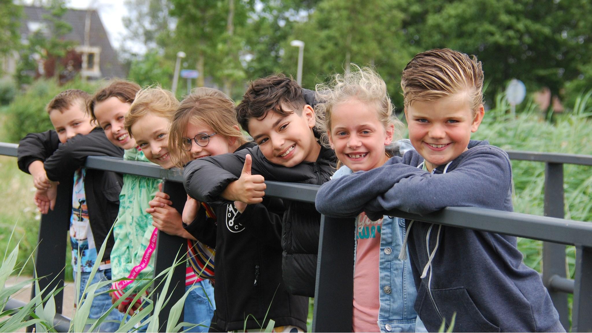 Groep blije kinderen op de brug bij obs De Dubbelburg in Valkenburg (Zuid-Holland). Groep blije kinderen op de brug bij obs De Dubbelburg in Valkenburg (Zuid-Holland).