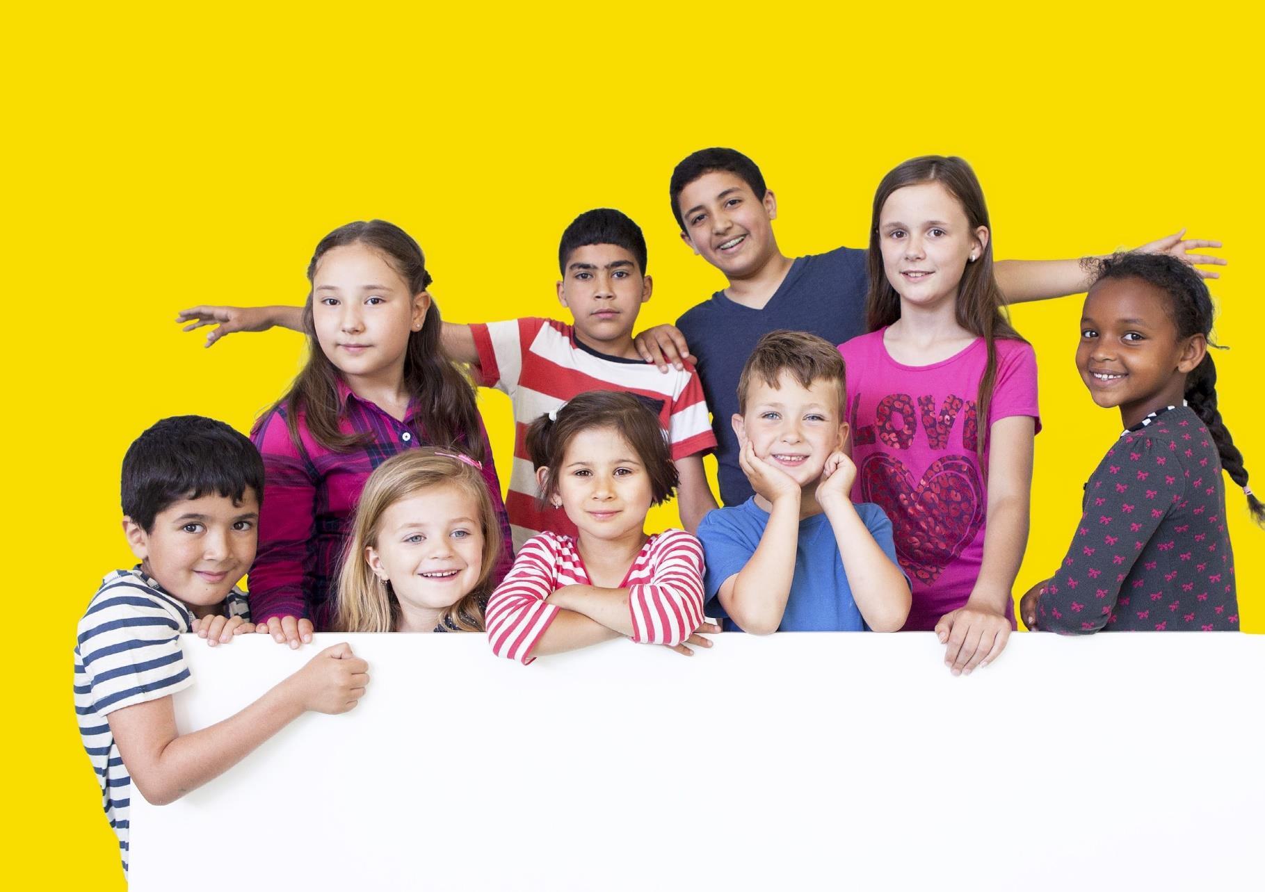 Groep blije kinderen op een kleurrijke achtergrond van De Kwartiermaker in Den Bosch. Groep blije kinderen op een kleurrijke achtergrond van De Kwartiermaker in Den Bosch.