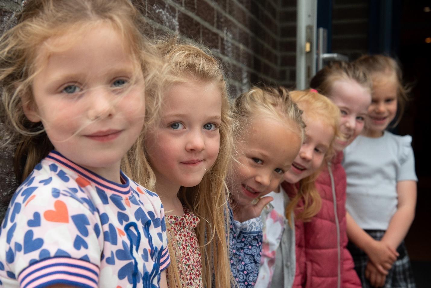 Groep blije kinderen op het schoolplein van Basisschool Wisperweide in Weesp. Groep blije kinderen op het schoolplein van Basisschool Wisperweide in Weesp.