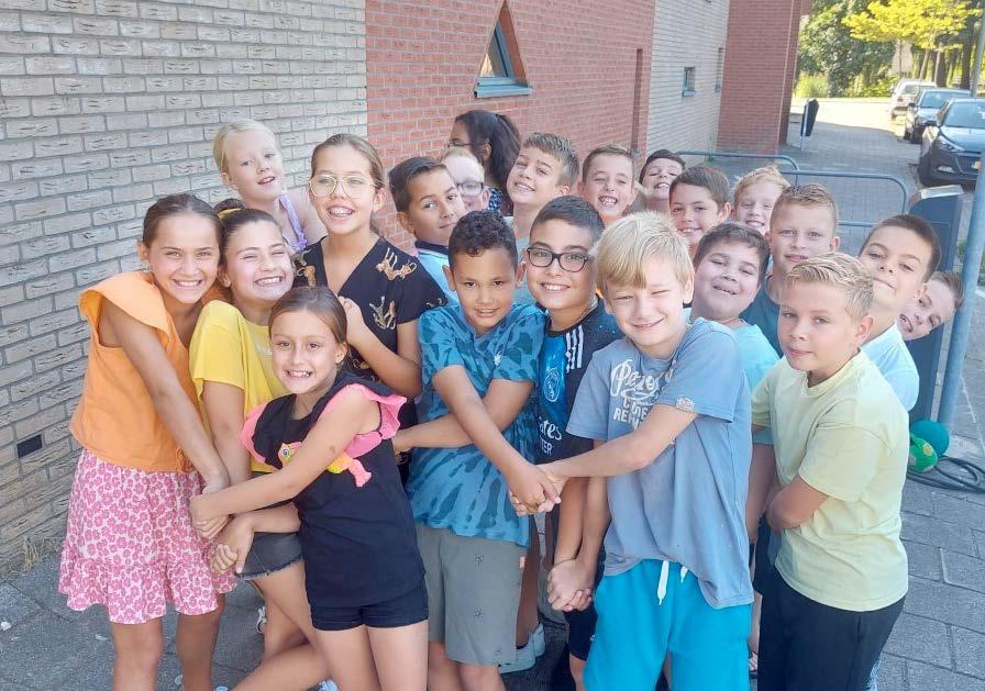 Groep blije kinderen op het schoolplein van de Prins Mauritsschool in Delft. Groep blije kinderen op het schoolplein van de Prins Mauritsschool in Delft.