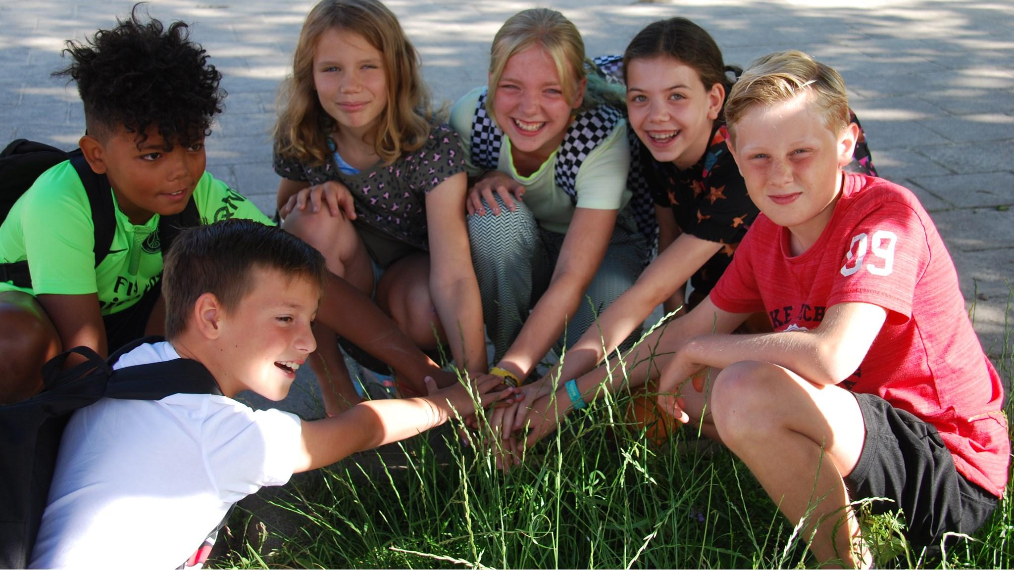 Groep blije kinderen op het schoolplein van obs De Dubbelburg in Valkenburg (Zuid-Holland). Groep blije kinderen op het schoolplein van obs De Dubbelburg in Valkenburg (Zuid-Holland).