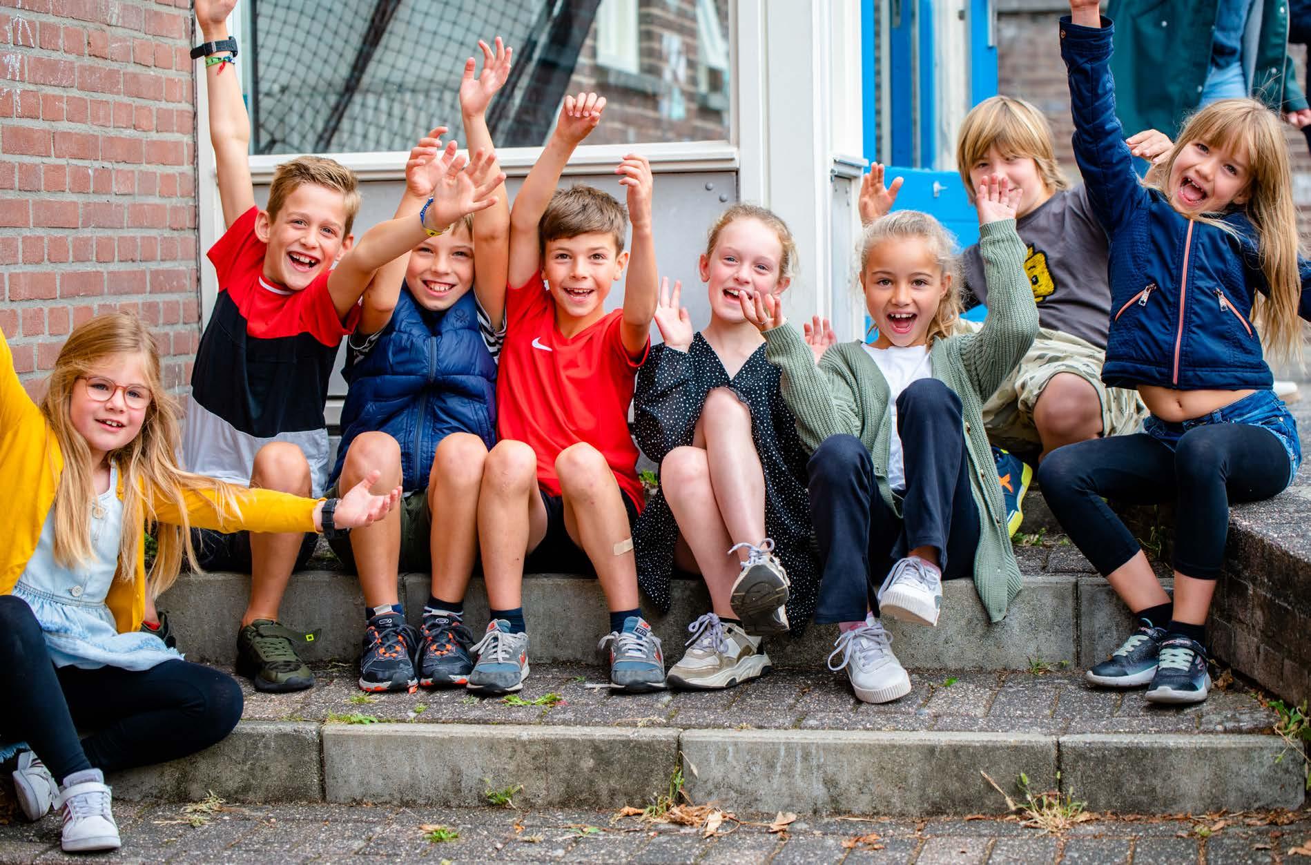 Groep blije kinderen poseert op de trappen van Chr. Basisschool Het Mozaiek in Zwolle. Groep blije kinderen poseert op de trappen van Chr. Basisschool Het Mozaiek in Zwolle.