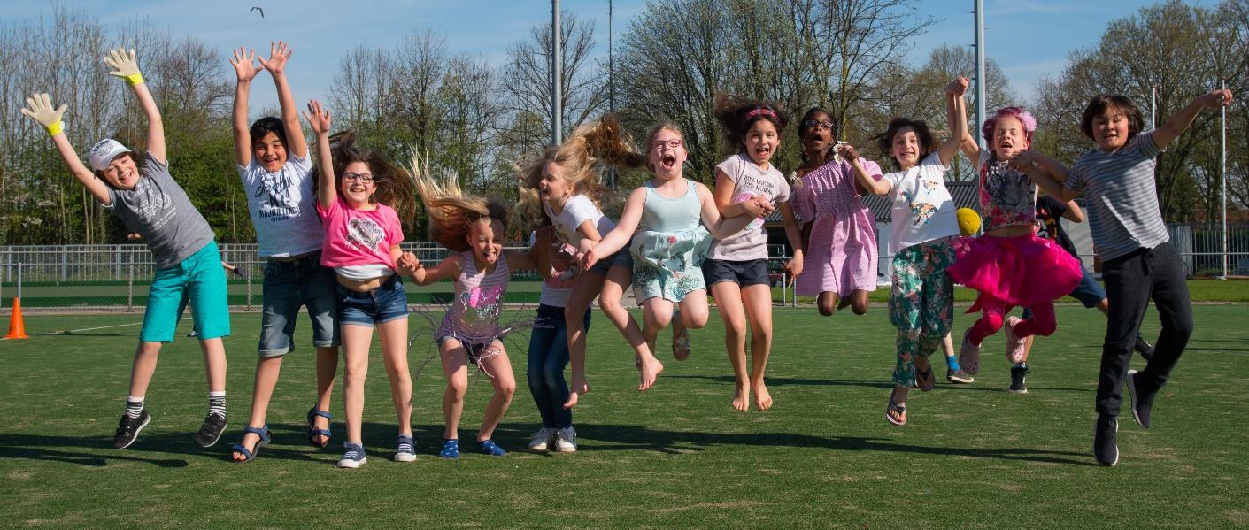 Groep blije kinderen springt op het schoolplein van de Sint Bernardusschool in Haarlem. Groep blije kinderen springt op het schoolplein van de Sint Bernardusschool in Haarlem.