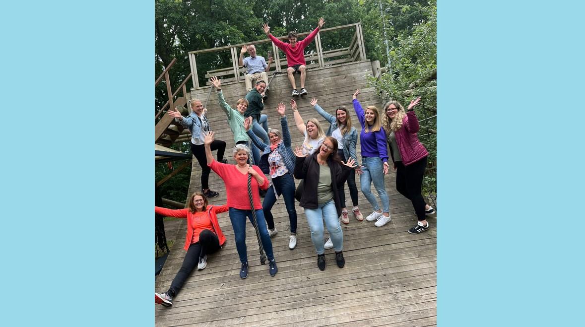 Groep enthousiaste leerkrachten van RK Basisschool De Vonder in Raamsdonksveer op het schoolplein. Groep enthousiaste leerkrachten van RK Basisschool De Vonder in Raamsdonksveer op het schoolplein.