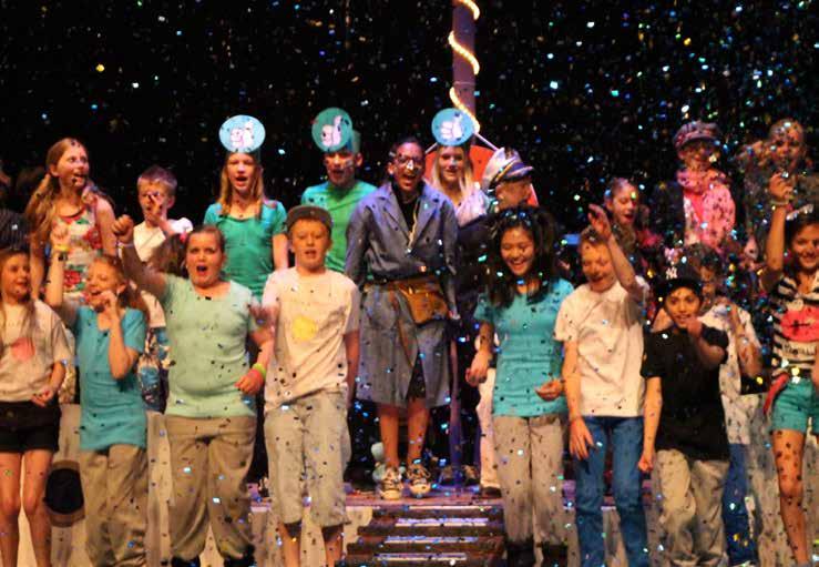 Groep enthousiaste leerlingen van Openbare Basisschool De Dukdalf in Dronten viert een optreden met confetti. Groep enthousiaste leerlingen van Openbare Basisschool De Dukdalf in Dronten viert een optreden met confetti.