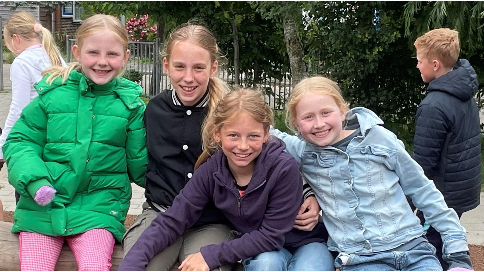 Groep gelukkige kinderen speelt op het schoolplein van de Katholieke Basisschool De Bangert in Andijk. Groep gelukkige kinderen speelt op het schoolplein van de Katholieke Basisschool De Bangert in Andijk.
