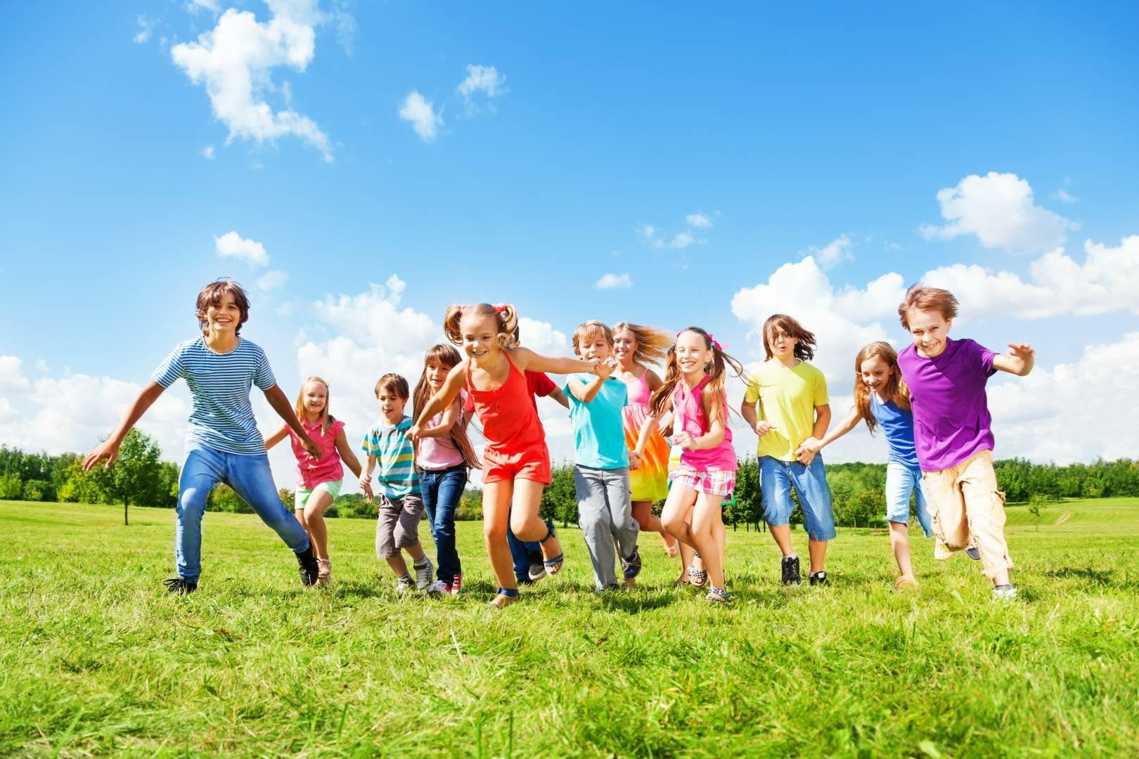 Groep gelukkige kinderen speelt op het schoolplein van ZML de Ark Oud-Beijerland in Oud-Beijerland. Groep gelukkige kinderen speelt op het schoolplein van ZML de Ark Oud-Beijerland in Oud-Beijerland.