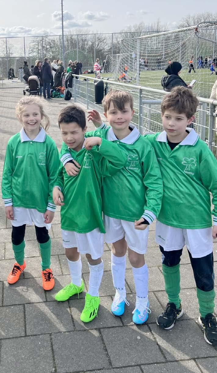 Groep jonge voetballers van basisschool Avonturijn in Vlaardingen, poseert blij op het schoolplein. Groep jonge voetballers van basisschool Avonturijn in Vlaardingen, poseert blij op het schoolplein.
