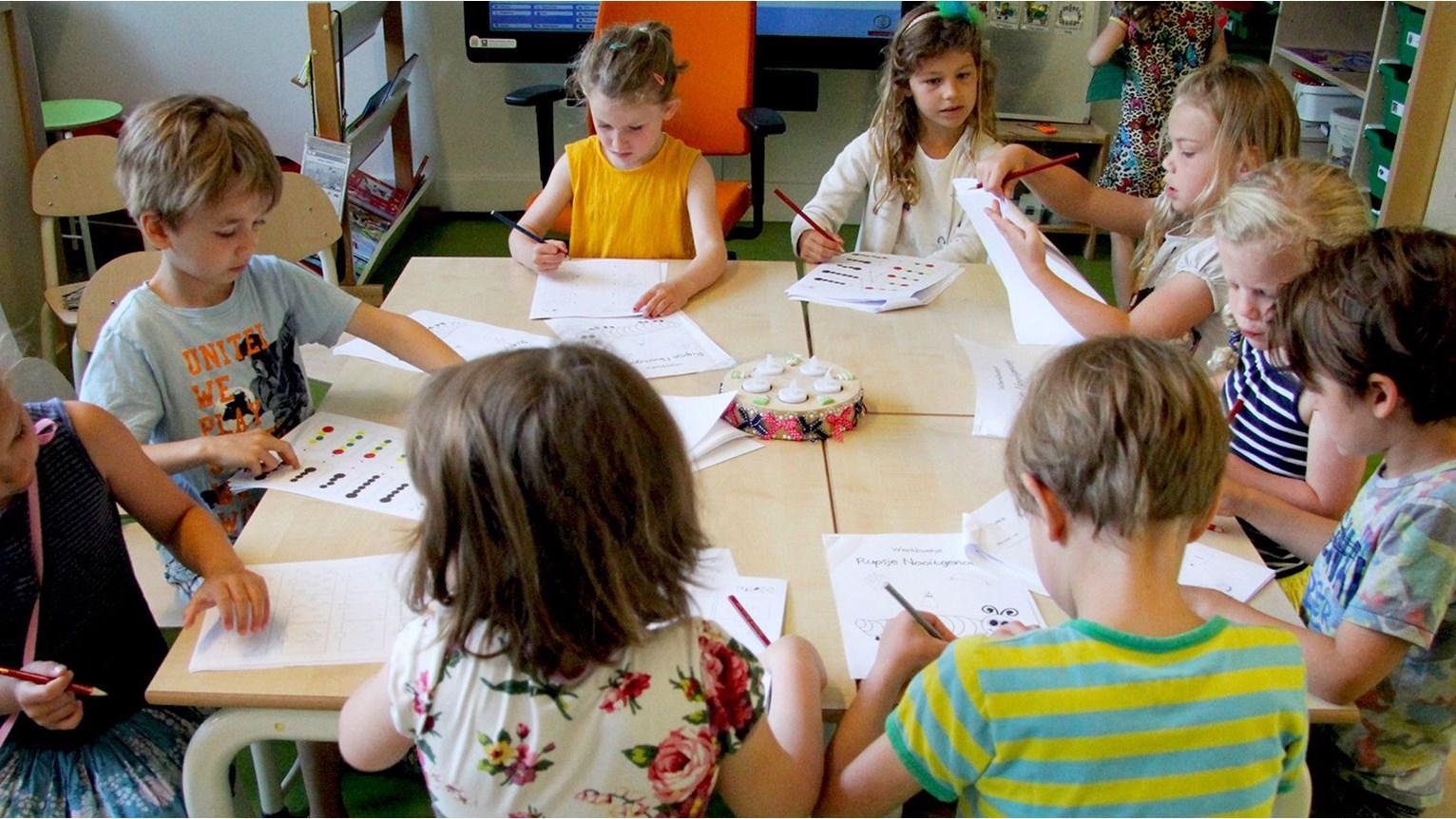 Groep kinderen aan het werk met tekenactiviteiten in De Bergse Zonnebloem in Rotterdam. Groep kinderen aan het werk met tekenactiviteiten in De Bergse Zonnebloem in Rotterdam.