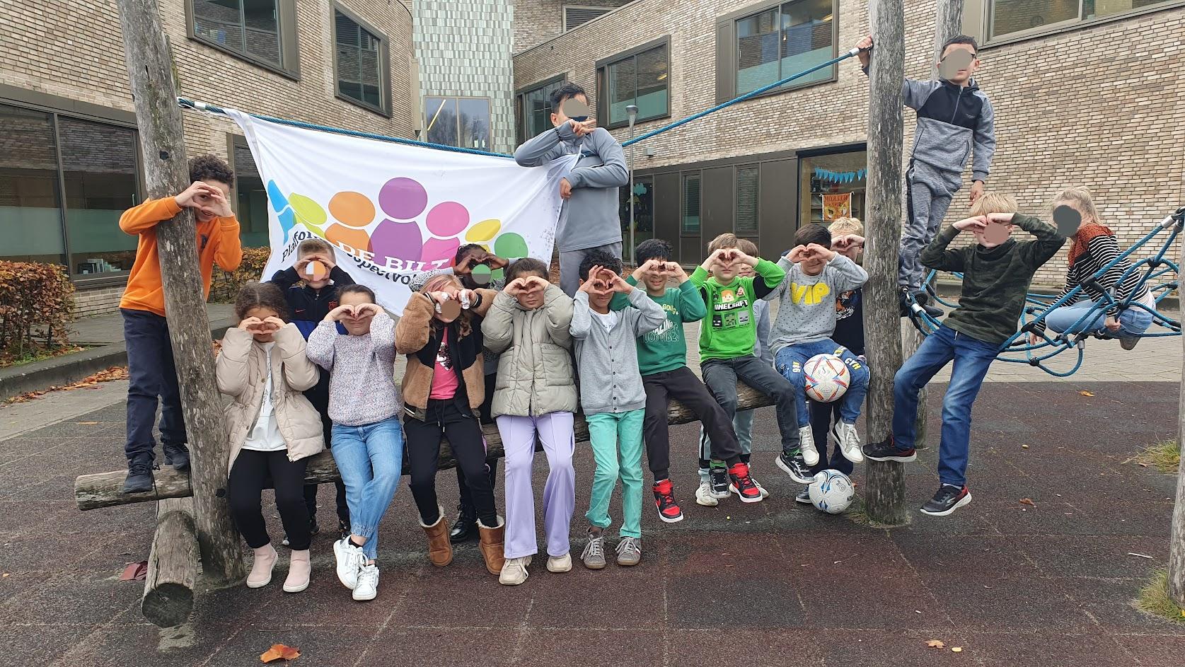 Groep kinderen die poseert op het schoolplein van Wereldwijs, algemeen christelijke basisschool in Bilthoven. Groep kinderen die poseert op het schoolplein van Wereldwijs, algemeen christelijke basisschool in Bilthoven.