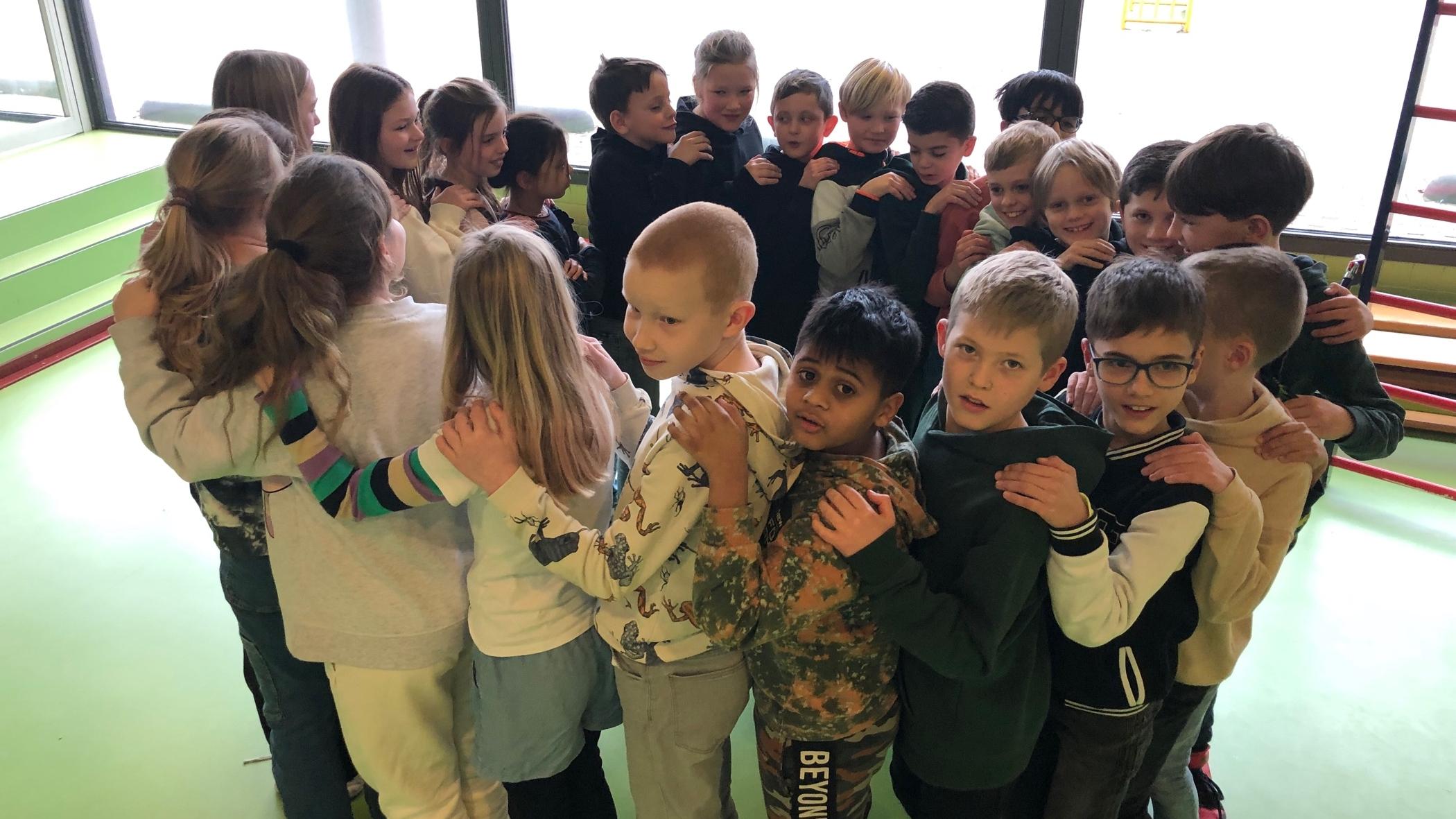 Groep kinderen die samen werken en plezier hebben in het IKC Stella Nova in Zoetermeer. Groep kinderen die samen werken en plezier hebben in het IKC Stella Nova in Zoetermeer.