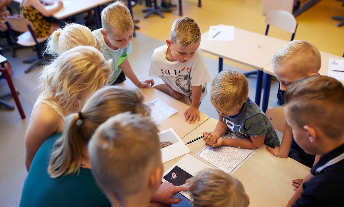 Groep kinderen die samenwerkt aan een activiteit in de Zwetteschool in Sneek. Groep kinderen die samenwerkt aan een activiteit in de Zwetteschool in Sneek.
