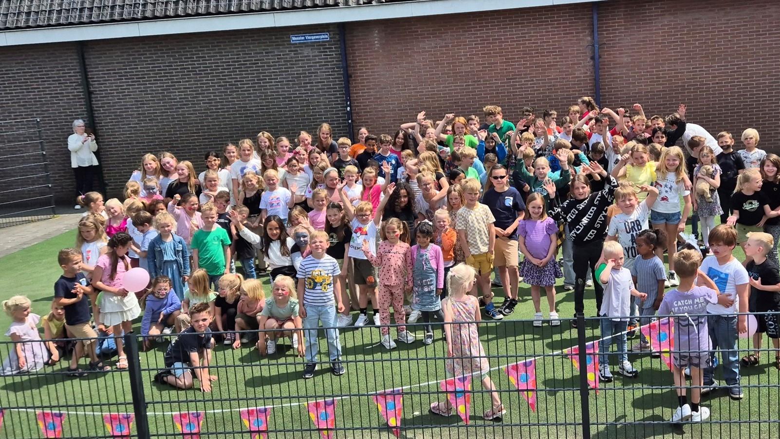 Groep kinderen en personeel van Openbare Basisschool De Meerpaal op het schoolplein in Bruinisse. Groep kinderen en personeel van Openbare Basisschool De Meerpaal op het schoolplein in Bruinisse.