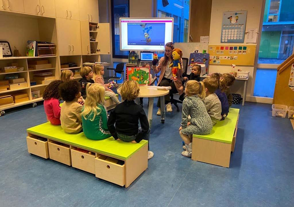 Groep kinderen in de klas van Hannie Schaft Basisschool in Zandvoort, luisterend naar een verhaal met poppen. Groep kinderen in de klas van Hannie Schaft Basisschool in Zandvoort, luisterend naar een verhaal met poppen.