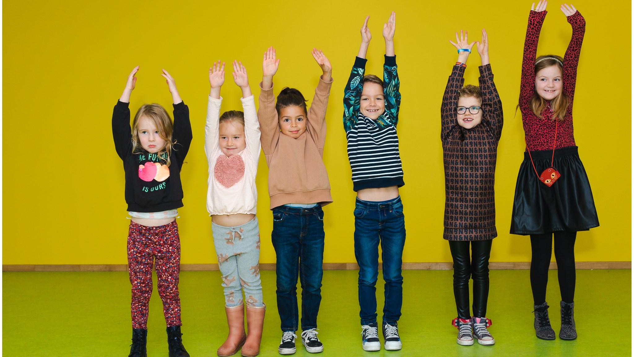 Groep kinderen met opgestoken armen in de klas van obs De Kranepoort in Gouderak. Groep kinderen met opgestoken armen in de klas van obs De Kranepoort in Gouderak.