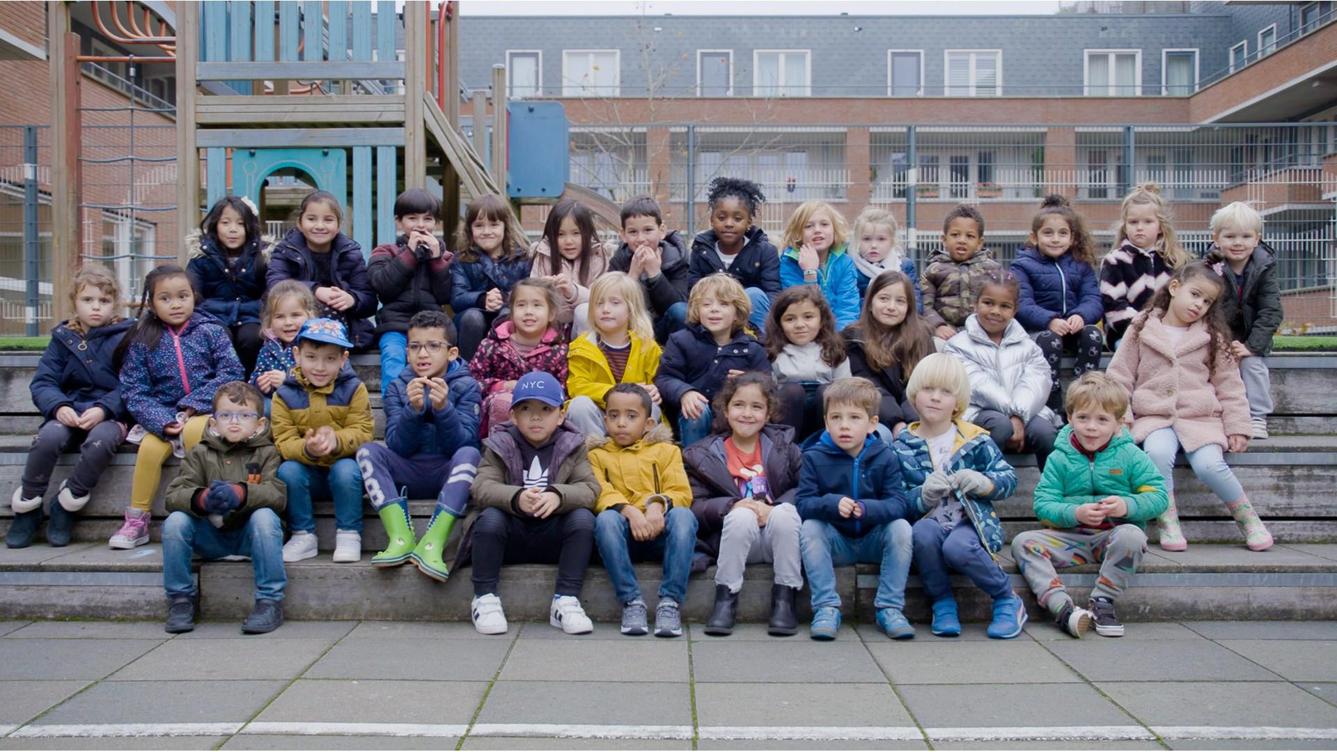 Groep kinderen op het schoolplein van Joop en Willy Westerweel in Amsterdam. Groep kinderen op het schoolplein van Joop en Willy Westerweel in Amsterdam.