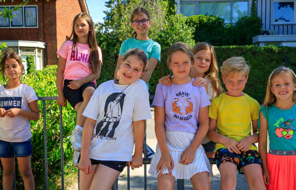 Groep kinderen poseren vrolijk op het schoolplein van Paulus in Enschede. Groep kinderen poseren vrolijk op het schoolplein van Paulus in Enschede.