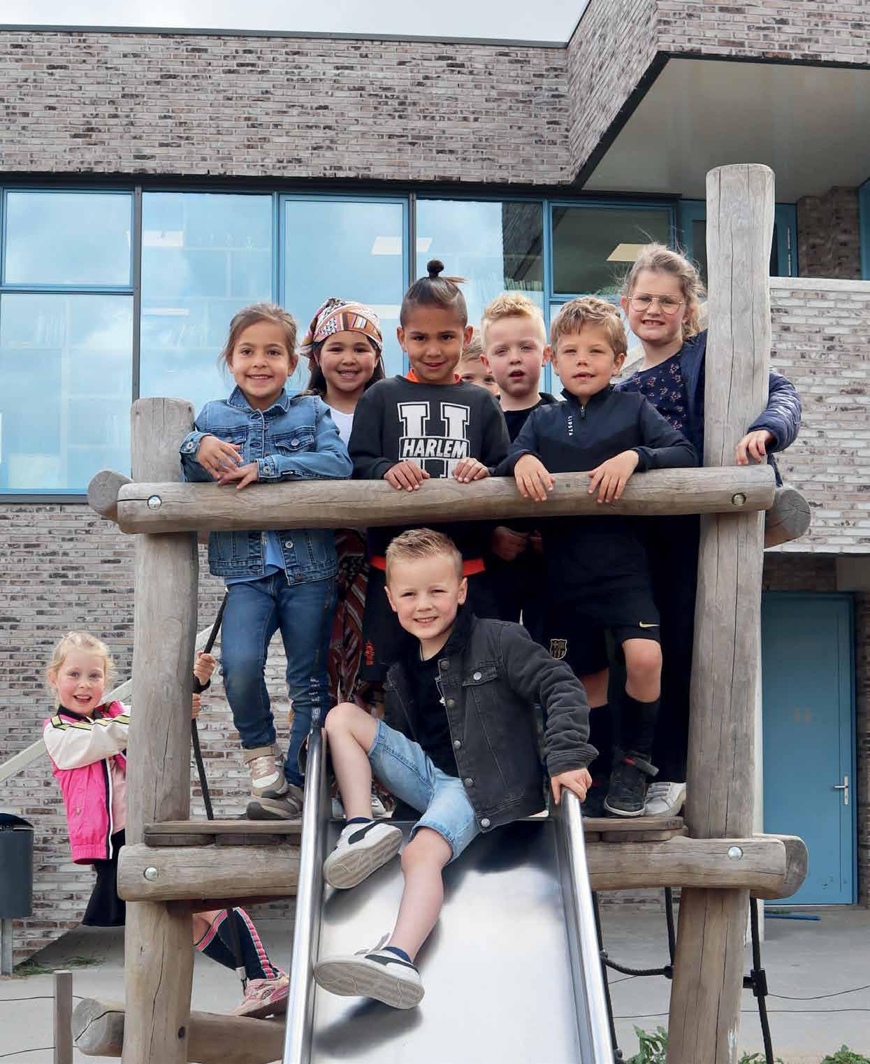 Groep kinderen speelt op het schoolplein van Kindcentrum De Spreng in Hoevelaken. Groep kinderen speelt op het schoolplein van Kindcentrum De Spreng in Hoevelaken.