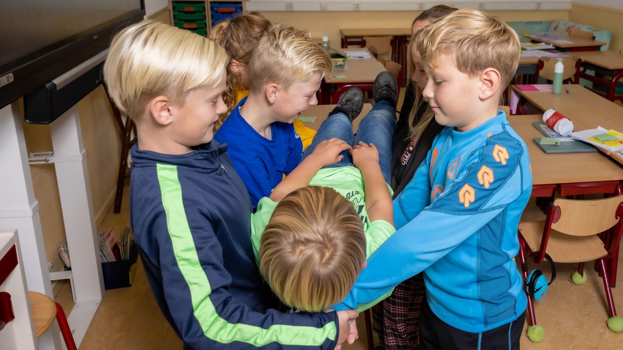 Groep kinderen speelt samen in de klas van SBO Park en Dijk in Gouda. Groep kinderen speelt samen in de klas van SBO Park en Dijk in Gouda.