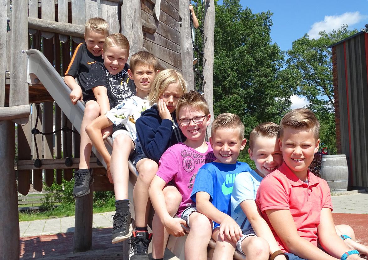Groep kinderen speelt samen op het schoolplein van Christelijke Basisschool De Fontein in Dwingeloo.