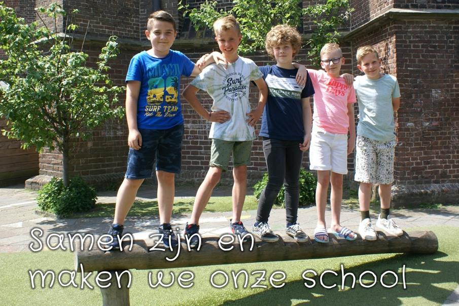 Groep kinderen speelt samen op het schoolplein van De Leeuwerik in Rutten.