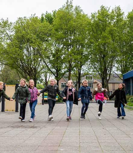 Groep kinderen speelt samen op het schoolplein van Het Baken I in Veenendaal. Groep kinderen speelt samen op het schoolplein van Het Baken I in Veenendaal.
