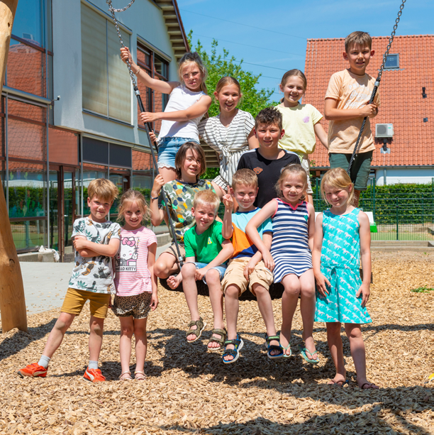 Groep kinderen speelt vrolijk op het schoolplein van Integraal Kindcentrum de Regenboog in Bemmel. Groep kinderen speelt vrolijk op het schoolplein van Integraal Kindcentrum de Regenboog in Bemmel.