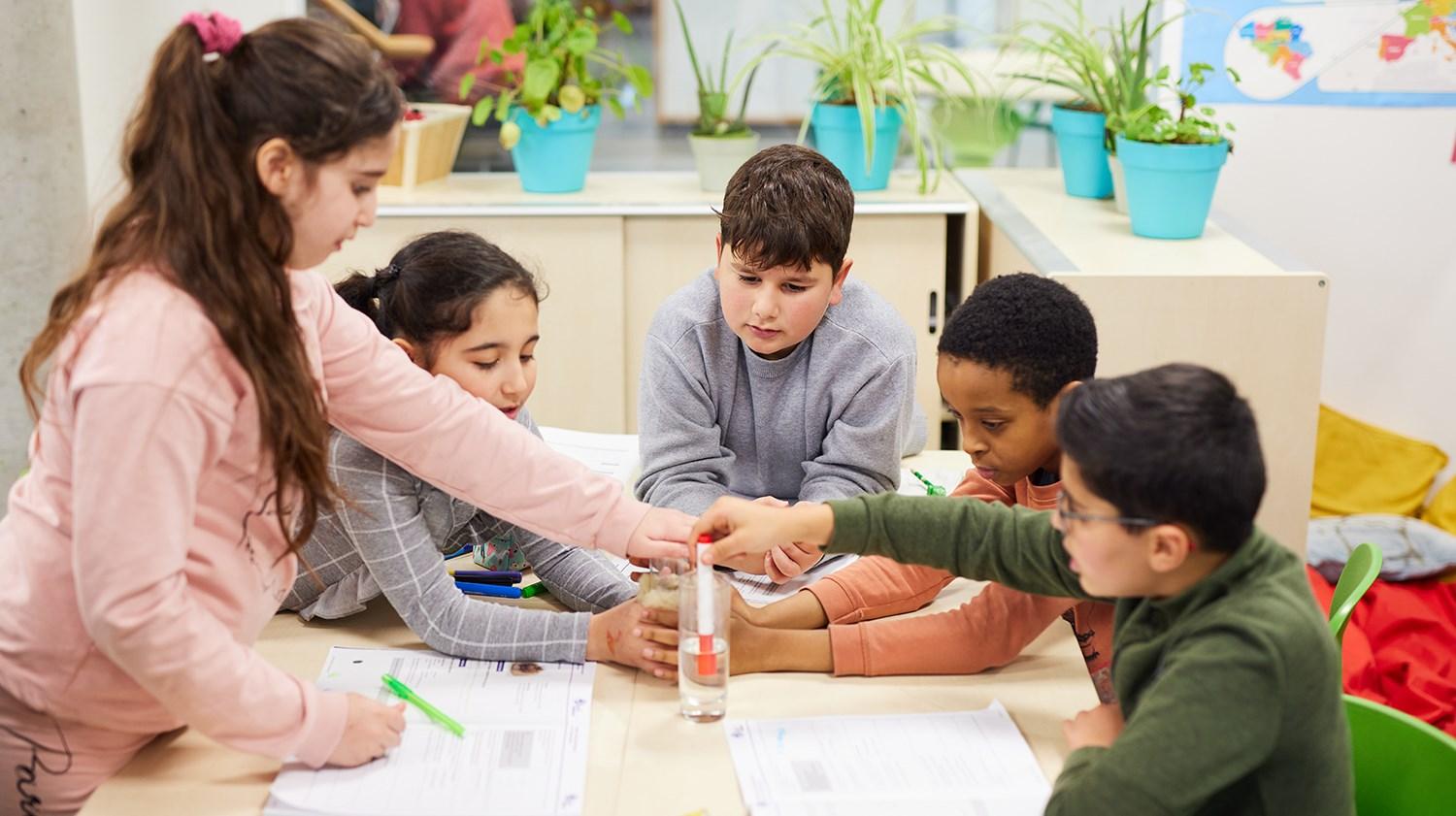 Groep kinderen van Basisschool Antares in Tilburg werkt samen aan een experiment met water en materie. Groep kinderen van Basisschool Antares in Tilburg werkt samen aan een experiment met water en materie.