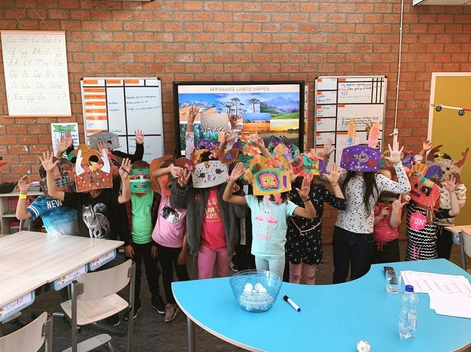 Groep kinderen van De Akkers in Spijkenisse toont trots hun kleurrijke maskers in de klas. Groep kinderen van De Akkers in Spijkenisse toont trots hun kleurrijke maskers in de klas.