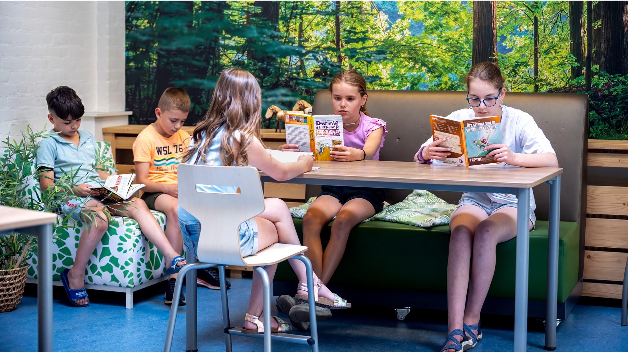 Groep kinderen van de Antoniusschool in Wijchen die aan het lezen zijn in een moderne, groene lesomgeving. Groep kinderen van de Antoniusschool in Wijchen die aan het lezen zijn in een moderne, groene lesomgeving.