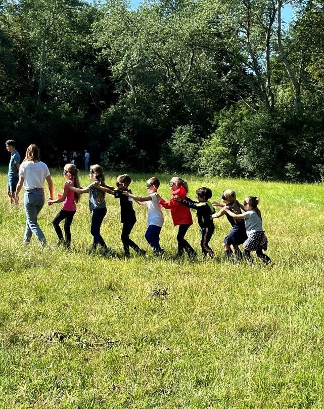 Groep kinderen van de Jozefschool voor Katholiek Basisonderwijs in Hoek van Holland die spelletjes speelt op een groene open plek. Groep kinderen van de Jozefschool voor Katholiek Basisonderwijs in Hoek van Holland die spelletjes speelt op een groene open plek.