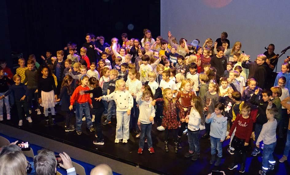 Groep kinderen van de Roomskatholieke Basisschool Maria Bernadette uit Leidschendam tijdens een optreden. Groep kinderen van de Roomskatholieke Basisschool Maria Bernadette uit Leidschendam tijdens een optreden.