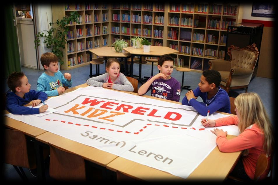 Groep kinderen van WereldKidz Bontenest in Maarssen werkt samen aan een project met de tekst "Wereld Kidz" en "Samen Leren". Groep kinderen van WereldKidz Bontenest in Maarssen werkt samen aan een project met de tekst "Wereld Kidz" en "Samen Leren".