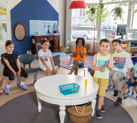 Groep kinderen zit in een klaslokaal van KC Het Oude Westen in Rotterdam. Groep kinderen zit in een klaslokaal van KC Het Oude Westen in Rotterdam.