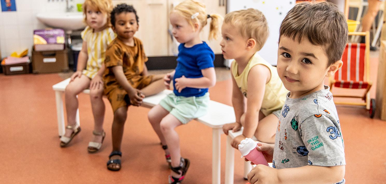 Groep kinderen zit op een bankje in Kindplein 't Centrum in Uden. Groep kinderen zit op een bankje in Kindplein 't Centrum in Uden.