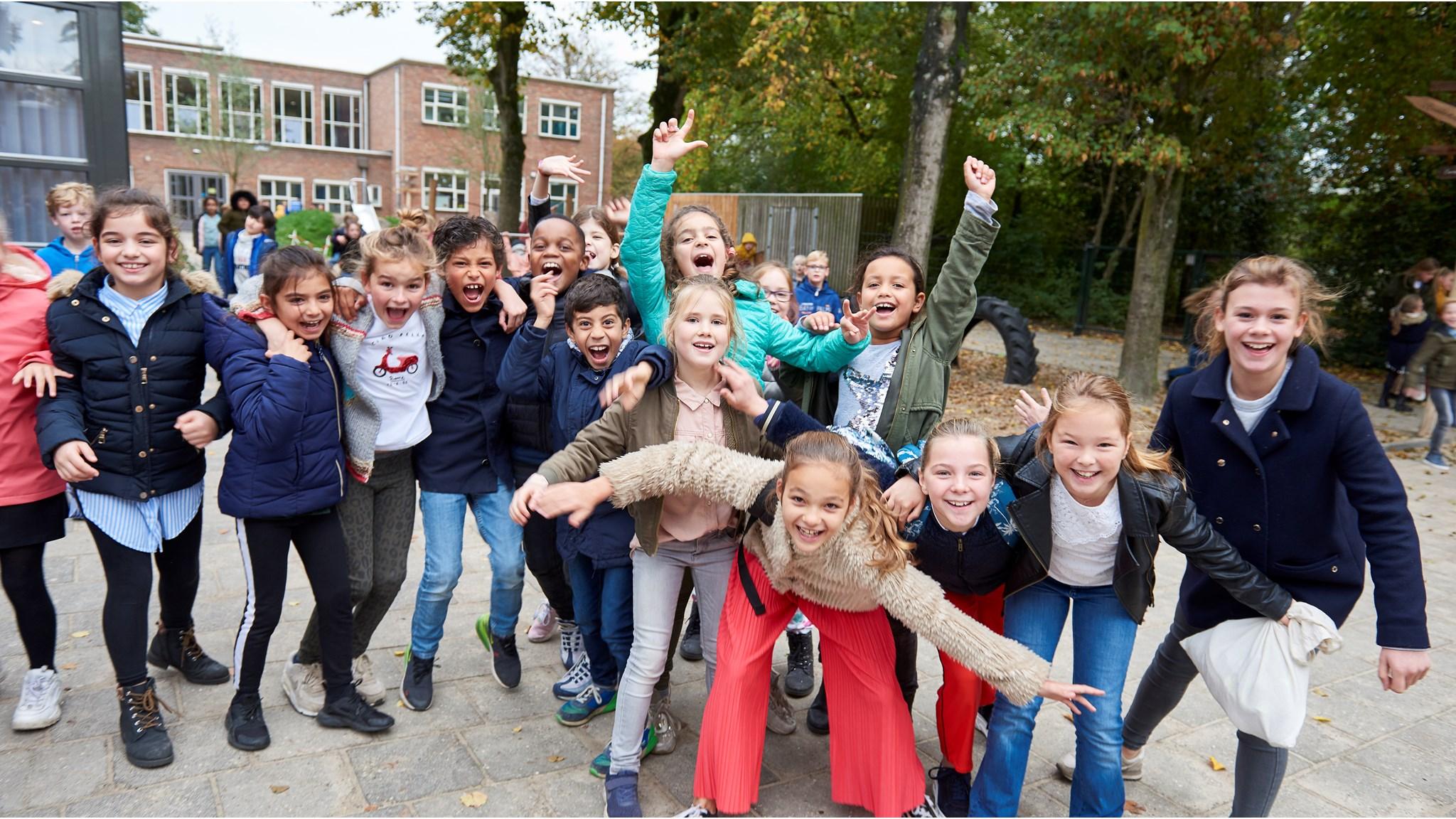 Groep lachende kinderen op het schoolplein van Kindcentrum Christoffel in Tilburg. Groep lachende kinderen op het schoolplein van Kindcentrum Christoffel in Tilburg.