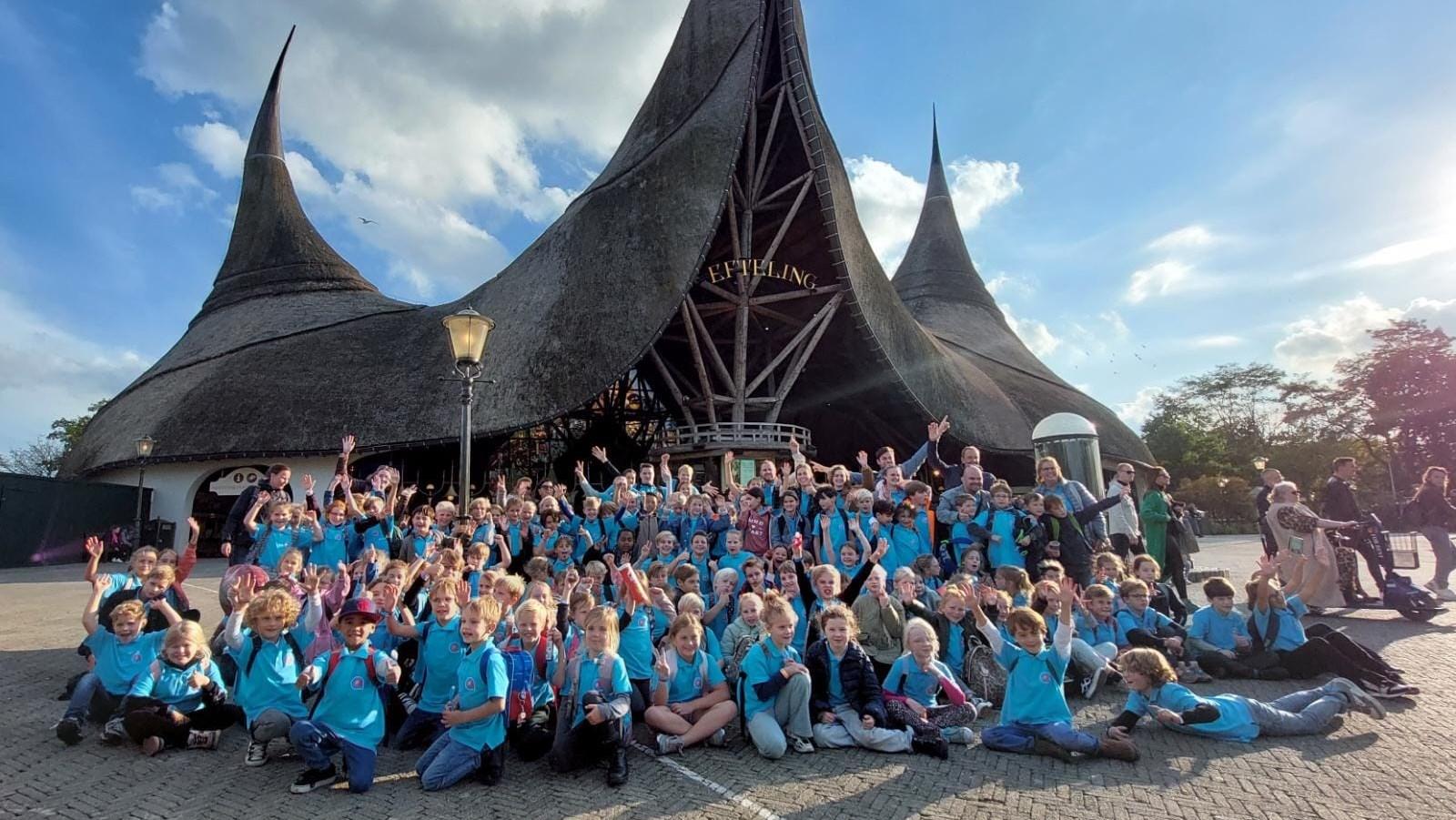 Groep leerlingen van Basisschool Armhoefse Akker tijdens een schooluitje naar attractiepark Efteling in Tilburg. Groep leerlingen van Basisschool Armhoefse Akker tijdens een schooluitje naar attractiepark Efteling in Tilburg.