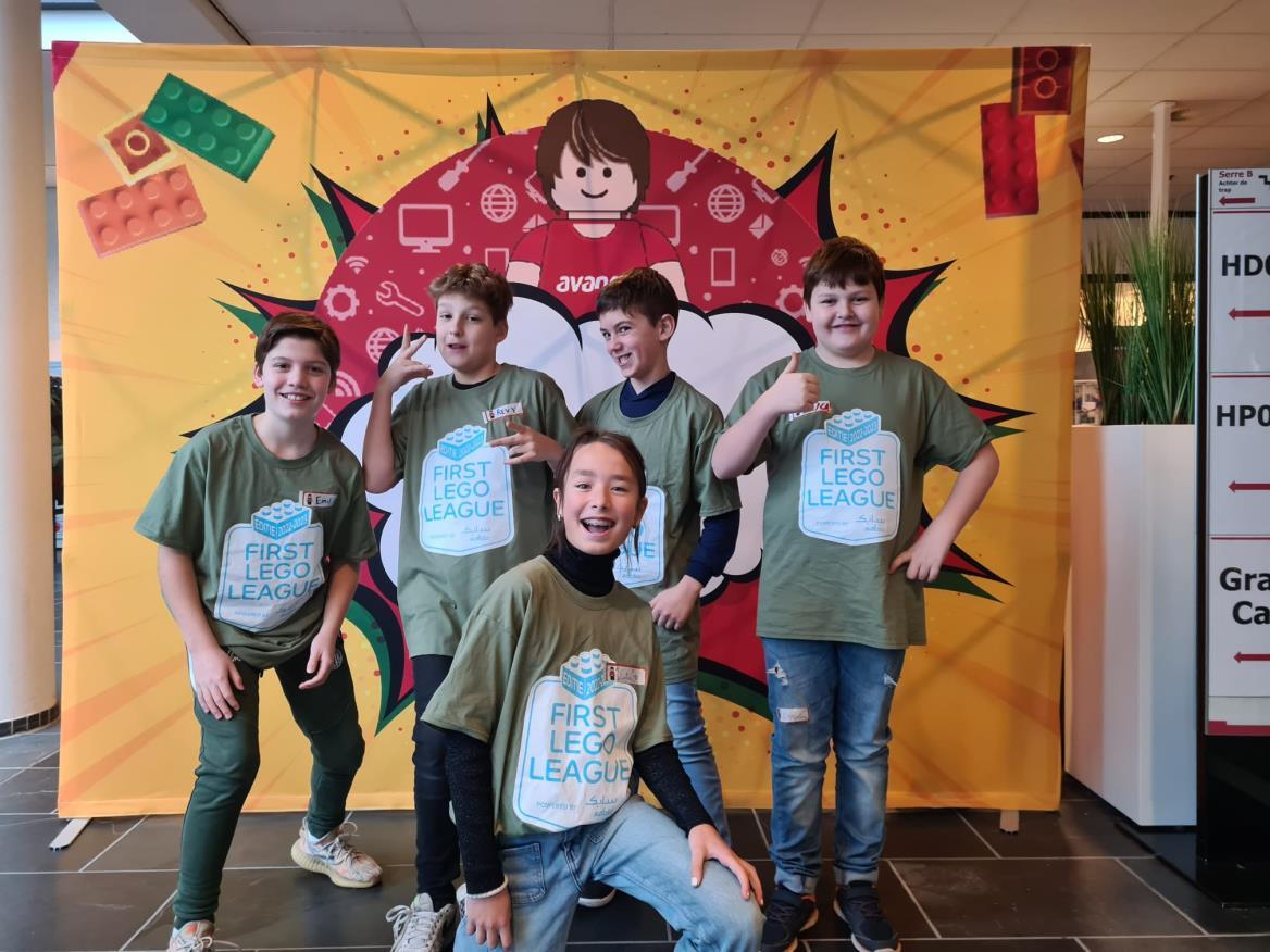 Groep leerlingen van Basisschool De Rode Schouw in Halsteren poseert enthousiast tijdens de FIRST LEGO League. Groep leerlingen van Basisschool De Rode Schouw in Halsteren poseert enthousiast tijdens de FIRST LEGO League.