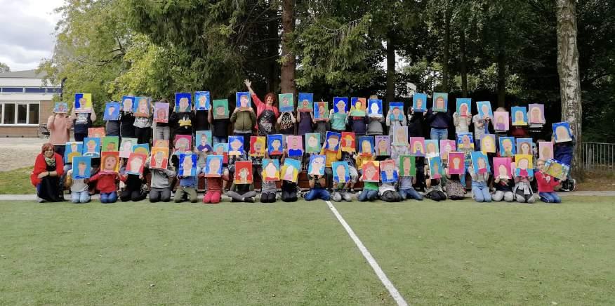 Groep leerlingen van Basisschool het Startblok in Achterveld (Utrecht) poseert met zelfgemaakte kunstwerken op het schoolplein. Groep leerlingen van Basisschool het Startblok in Achterveld (Utrecht) poseert met zelfgemaakte kunstwerken op het schoolplein.
