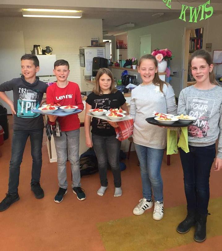 Groep leerlingen van de Dorpsschool Halle in Halle die samen fruit en snacks serveren. Groep leerlingen van de Dorpsschool Halle in Halle die samen fruit en snacks serveren.