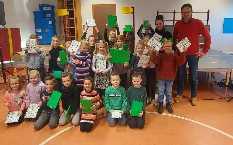 Groep leerlingen van de Rooms Katholieke Basisschool Miland in Bodegraven poseert blij met hun cadeaus. Groep leerlingen van de Rooms Katholieke Basisschool Miland in Bodegraven poseert blij met hun cadeaus.